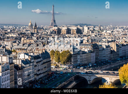 Frankreich, Paris, 6. und 7. Arrondissement an, von der die Türme der Kathedrale Notre-Dame, Blick auf die Pont Saint Michel, der Glockenturm der Kirche Saint-Germain-des-Près, die Kuppel des Invalides und dem Eiffelturm. Stockfoto