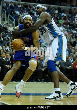 Rasheed Wallace von den Detroit Pistons ist von Brendan Haywood der Washington Wizards gefoult, als er in den Korb im vierten Quartal im Verizon Center in Washington fährt am 23. März 2008. Die Zauberer besiegt die Kolben 95-83. (UPI Foto/Kevin Dietsch) Stockfoto