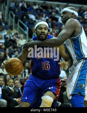 Rasheed Wallace von den Detroit Pistons ist von Brendan Haywood der Washington Wizards gefoult, als er in den Korb im vierten Quartal im Verizon Center in Washington fährt am 23. März 2008. Die Zauberer besiegt die Kolben 95-83. (UPI Foto/Kevin Dietsch) Stockfoto