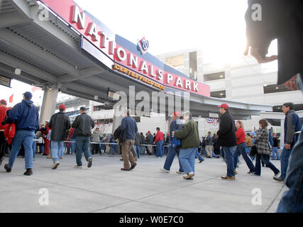 Menschen machen sich auf den Weg in die neu errichtete Nationals Park für die nationale Endrunde vor der Saison Spiel gegen die Baltimore Orioles in Washington am 29. März 2008. (UPI Foto/Kevin Dietsch) Stockfoto