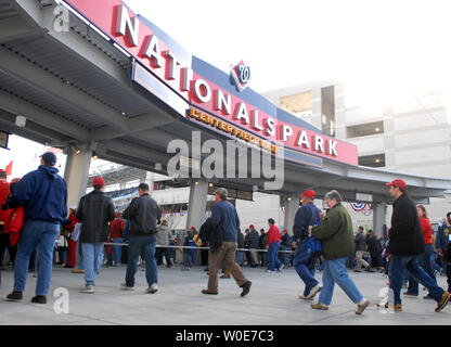 Menschen machen sich auf den Weg in die neu errichtete Nationals Park für die nationale Endrunde vor der Saison Spiel gegen die Baltimore Orioles in Washington am 29. März 2008. (UPI Foto/Kevin Dietsch) Stockfoto