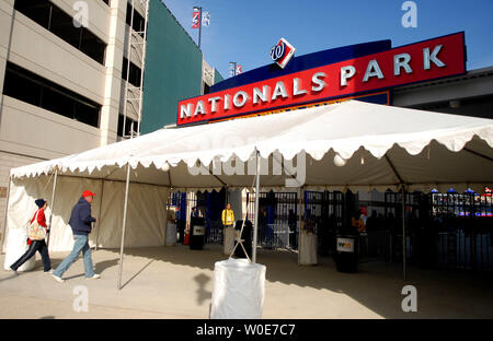 Menschen machen sich auf den Weg in die neu errichtete Nationals Park für die nationale Endrunde vor der Saison Spiel gegen die Baltimore Orioles in Washington am 29. März 2008. (UPI Foto/Kevin Dietsch) Stockfoto