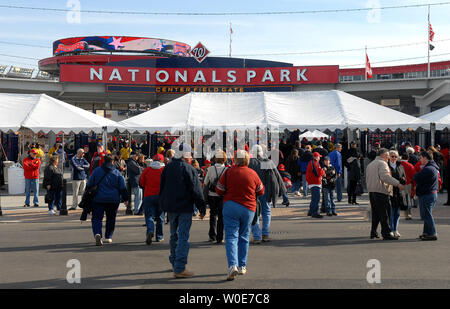 Menschen machen sich auf den Weg in die neu errichtete Nationals Park für die nationale Endrunde vor der Saison Spiel gegen die Baltimore Orioles in Washington am 29. März 2008. (UPI Foto/Kevin Dietsch) Stockfoto