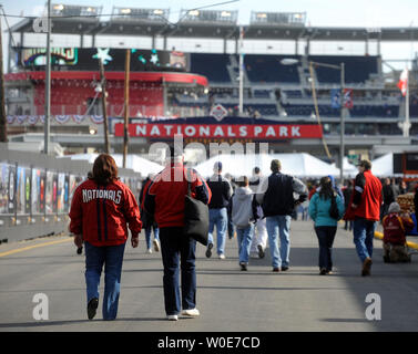 Menschen machen sich auf den Weg in die neu errichtete Nationals Park für die nationale Endrunde vor der Saison Spiel gegen die Baltimore Orioles in Washington am 29. März 2008. (UPI Foto/Kevin Dietsch) Stockfoto