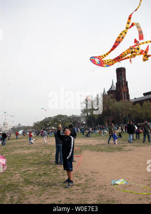 Drachen steigen während der jährlichen Drachenfest auf der National Mall in Washington am 29. März 2008. (UPI Foto/Alexis C Glenn) Stockfoto