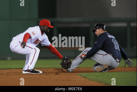 Atlanta Braves Gehirn McCann versucht, für ein Doppelzimmer, befindet sich jedoch in der zweiten durch Washington Nationals shortstop Cristian Guzman im zweiten Inning des ersten Spiels Schlagwörter in der neuen Washington Nationals 600 Mio. $ Ballpark am 30. März in Washington 2008. (UPI Foto/Pat Benic) Stockfoto