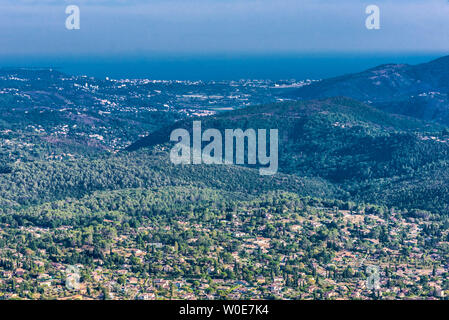 Frankreich, Provence-Alpes-Côte d'Azur, Alpes-Maritimes, Blick auf das Pays de Grasse von Grasse, das Mittelmeer, das Bergmassiv des Tanneron und dem Golfe de la Napoule Stockfoto