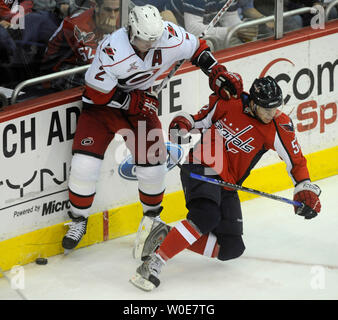 Carolina Hurricanes 'Glen Wesley, von Kanada, und Mike Washington Capitals' Grün, von Kanada, Kampf um den Puck in der ersten Periode im Verizon Center in Washington am 1. April 2008. (UPI Foto/Kevin Dietsch) Stockfoto