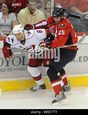 Washington Capitals' Viktor Kozlov, Russlands, kämpft für den Puck gegen die Carolina Hurricanes 'Bret Hedican, von Amerika, während der dritten Periode im Verizon Center in Washington am 1. April 2008. Die Hauptstädte besiegt die Hurrikane 4-1. (UPI Foto/Kevin Dietsch) Stockfoto