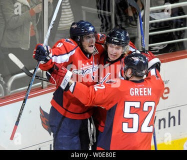 Washington Capitals' Alexander Ovechkin (8), Russland, Nicklas Backstrom (C), von Schweden, und Mike Green, von Kanada, Feiern, nachdem Viktor Kozlov, Russlands ein Ziel gegen die Tampa Bay Lightning in der ersten Periode im Verizon Center in Washington am 3. April 2008 zählte. (UPI Foto/Kevin Dietsch) Stockfoto