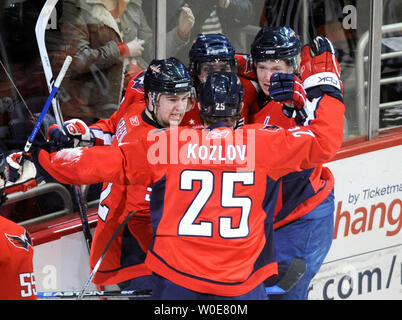 Washington Capitals' Alexander Ovechkin (8), Russland, Nicklas Backstrom (C), von Schweden, und Mike Green, von Kanada, feiern Sie mit Viktor Kozlov (25), Russland, nach Kozlov ein Ziel gegen die Tampa Bay Lightning in der ersten Periode im Verizon Center in Washington am 3. April 2008 zählte. (UPI Foto/Kevin Dietsch) Stockfoto