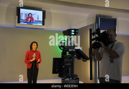 Ein Fernsehteam nutzt eine interaktive Ausstellung einen Bericht an die neu fertig Newseum in Washington am 8. April 2008 zu tun. Neueste Museum der National Mall wird für die Öffentlichkeit 11. April öffnen. Die Ausstellung verwendet die Technologie, die es erlaubt, dass die Person, die in der Kabine, als ob Sie vor dem Weißen Haus zu erscheinen. (UPI Foto/Roger L. Wollenberg) Stockfoto