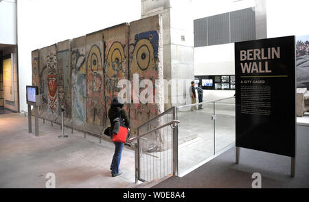 Besucher Pass einen Abschnitt der Berliner Mauer an der fast fertigen Newseum in Washington am 8. April 2008. Neueste Museum der National Mall wird für die Öffentlichkeit 11. April öffnen. (UPI Foto/Roger L. Wollenberg) Stockfoto