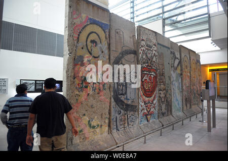 Besucher Pass einen Abschnitt der Berliner Mauer an der fast fertigen Newseum in Washington am 8. April 2008. Neueste Museum der National Mall wird für die Öffentlichkeit 11. April öffnen. (UPI Foto/Roger L. Wollenberg) Stockfoto