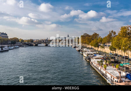 Frankreich, Paris, 7. Arrondissement, Pont de la Concorde und Hausboote auf der Seine am Quai des Tuileries Stockfoto