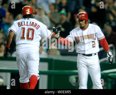 Washington Nationals Ryan Zimmerman gratuliert von Teamkollege Felipe Lopez nach dem Anschluss für ein Solo homerun im dritten Inning gegen die Florida Marlins am Nationals Park in Washington am 10. April 2008 (UPI Foto/Kevin Dietsch) Stockfoto