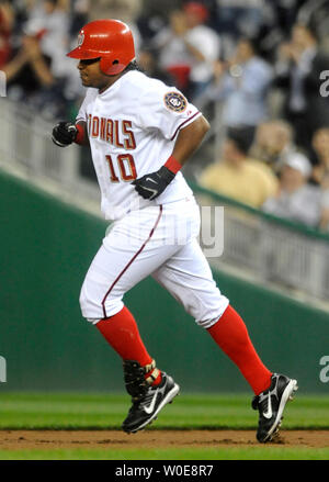 Washington Nationals Ryan Zimmerman runden die Grundlagen, nachdem er einen solo homerun im dritten Inning gegen die Florida Marlins am Nationals Park in Washington am 10. April 2008 (UPI Foto/Kevin Dietsch) Stockfoto