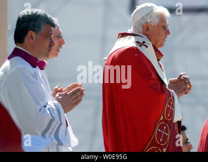 Papst Benedikt XVI. feiert Messe in Nationals Park in Washington am 17. April 2008. Etwa 50.000 Menschen sind anwesend für die Masse des Papstes erwartet. (UPI Foto/Roger L. Wollenberg) Stockfoto