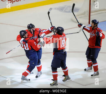 Mitglieder der Washington Capitals feiern mit Nicklas Backstrom (19) von Schweden nach Backstrom gegen die Philadelphia Flyers in der ersten Periode von Spiel 5 der Eastern Conference Viertelfinale im Verizon Center in Washington am 19. April 2008 zählte. (UPI Foto/Kevin Dietsch) Stockfoto