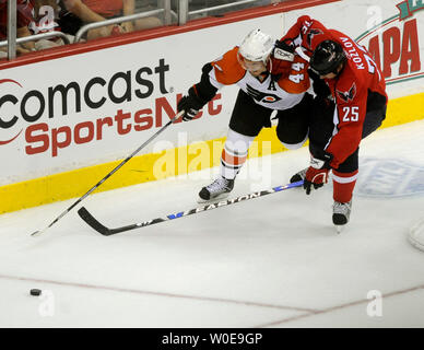 Washington Capitals' Viktor Kozlov (25) von Russland kämpft für den Puck gegen die Philadelphia Flyers defenseman Kimmo Timonen (44) Finnlands während der ersten Periode von Spiel 5 der Eastern Conference Viertelfinale im Verizon Center in Washington am 19. April 2008. (UPI Foto/Kevin Dietsch) Stockfoto
