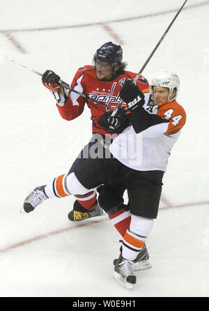 Washington Capitals' Alexander Ovechkin (8) von Russland prüft Philadelphia Flyers defenseman Kimmo Timonen (44) Finnlands in der zweiten Periode von Spiel 5 der Eastern Conference Viertelfinale im Verizon Center in Washington am 19. April 2008. Die Hauptstädte besiegten die Flyer 3-2. (UPI Foto/Kevin Dietsch) Stockfoto