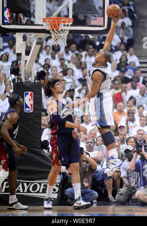 Washington Wizards "Carol Butler (3) in einen Korb gegen Cleveland Kavaliere' Anderson Varejao (17) im ersten Quartal Spiel drei von der ersten Runde der NBA-Playoffs im Verizon Center in Washington am 24. April 2008. (UPI Foto/Kevin Dietsch) Stockfoto