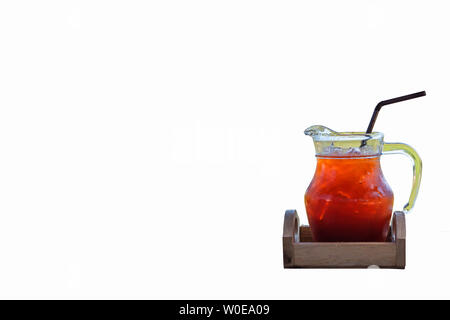 Eistee in einem Glas auf einem weißen Hintergrund. Stockfoto