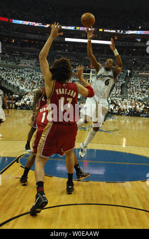 Washington Wizards Antonio Daniels (R) den Ball gegen Cleveland Kavaliere Anderson Varejao im ersten Quartal Spiel 6 in der ersten Runde der NBA-Playoffs im Verizon Center in Washington am 2. Mai 2008. (UPI Foto/Alexis C Glenn) Stockfoto