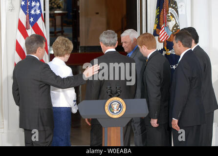 Us-Präsident George W. Bush (3 L) Wanderungen in das Weiße Haus nach vor der Presse auf der nördlichen Vorhalle in Washington am 7. Mai 2008. Bush kritisiert die Demokraten" vorgeschlagenen Lösungen für die US-Immobilienkrise und die steigenden Energiekosten. (L und R) Tom Cole (R-OK), Rep. Roy Blunt (R-MO), Rep. Kay Granger (R - TX), John Carter (R - TX), Rep. Adam Putnam (R-FL), John Boehner (R-OH) und Rep. Eric Cantor (R-VA) Spaziergang mit Präsident Bush. (UPI Foto/Alexis C Glenn) Stockfoto