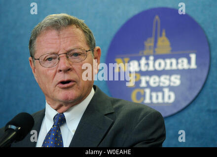 Senator James Inhofe (R-OK) spricht bei einer Pressekonferenz auf der "Wir auch!"-Kampagne, die auf die Menschen hinter den biblischen Perspektiven auf die Umwelt und die Armen, in Washington am 15. Mai 2008 zielen. Die Kampagne kritisiert die weit verbreitete Ansicht, Menschen sind die Auswirkungen der globalen Erwärmung beschleunigt und stattdessen sagt, dass die Auswirkungen der globalen Erwärmung zu begegnen zu verletzen, die arm sind, indem Sie die Kosten für Energie und Nahrungsmittel, während Schneidarbeiten. (UPI Foto/Kevin Dietsch) Stockfoto