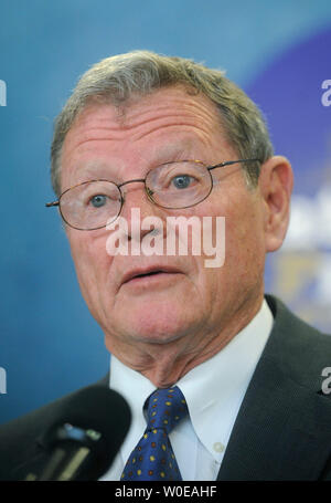 Senator James Inhofe (R-OK) spricht bei einer Pressekonferenz auf der "Wir auch!"-Kampagne, die auf die Menschen hinter den biblischen Perspektiven auf die Umwelt und die Armen, in Washington am 15. Mai 2008 zielen. Die Kampagne kritisiert die weit verbreitete Ansicht, Menschen sind die Auswirkungen der globalen Erwärmung beschleunigt und stattdessen sagt, dass die Auswirkungen der globalen Erwärmung zu begegnen zu verletzen, die arm sind, indem Sie die Kosten für Energie und Nahrungsmittel, während Schneidarbeiten. (UPI Foto/Kevin Dietsch) Stockfoto