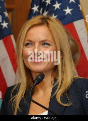 Ehemalige Spice Girl und United Nations Population Fund (UNFPA) Goodwill Ambassador Geri Halliwell spricht an der "Frauen für Frauen" Rally auf dem Capitol Hill in Washington am 20. Mai 2008. Der UNFPA arbeitet Zugang zu Gesundheitsleistungen zur Verfügung zu stellen und die weltweite Rate des Todes zu Frauen und Neugeborenen bei der Geburt zu verringern. (UPI Foto/Alexis C Glenn) Stockfoto