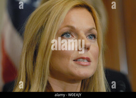 Ehemalige Spice Girl und United Nations Population Fund (UNFPA) Goodwill Ambassador Geri Halliwell spricht an der "Frauen für Frauen" Rally auf dem Capitol Hill in Washington am 20. Mai 2008. Der UNFPA arbeitet Zugang zu Gesundheitsleistungen zur Verfügung zu stellen und die weltweite Rate des Todes zu Frauen und Neugeborenen bei der Geburt zu verringern. (UPI Foto/Alexis C Glenn) Stockfoto