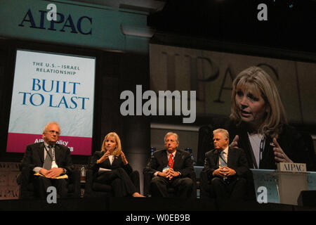 (L und R). Rep. Howard Berman (D-CA), ehemaliger Stellvertretender Staatssekretär für Nahen Osten Angelegenheiten Elizabeth Cheney, Dennis Ross, Ratgeber und Distinguished Fellow am Washington Institut für naher Osten Politik, und Ephraim Sneh, der ehemalige israelische stellvertretender Verteidigungsminister und Mitglied der israelischen Knesset, auf einer Podiumsdiskussion über Israel und den Nahen Osten in der American Israel Public Affairs Committee (AIPAC) Konferenz in Washington am 2. Juni 2008 teilnehmen. (UPI Foto/Alexis C Glenn) Stockfoto