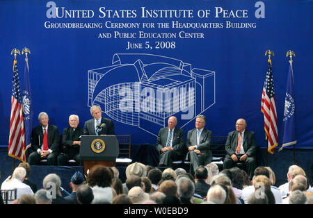 Us-Präsident George W. Bush liefert Erläuterungen während der Grundsteinlegung für das United States Institut für Frieden in Washington am 5. Juni 2008. (UPI Foto/Kevin Dietsch) Stockfoto