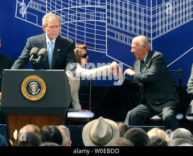 Us-Präsident George W. Bush liefert Erläuterungen als Sprecher des Repräsentantenhauses Nancy Pelosi (D-CA) ist vom ehemaligen Außenminister George Shultz während der Grundsteinlegung für das United States Institut für Frieden in Washington am 5. Juni 2008 begrüßt. (UPI Foto/Kevin Dietsch) Stockfoto