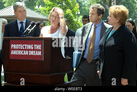 Jenny Hoover, eine arbeitslose Alleinerziehende Mutter aus Richmond, Virginia, spricht während einer Pressekonferenz für die Verlängerung des Arbeitslosengeldes auf dem Capitol Hill in Washington am 17. Juni 2008. Von links sind Sen. Sheldon Whitehouse, D-RI, Hoover, Senator Sherrod Brown, D-OH, und Sen. Debbie Stabenow, D-MI. (UPI Foto/Roger L. Wollenberg) Stockfoto