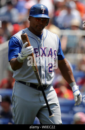 Center Texas Rangers' Feldspieler Marlon Byrd reagiert, nachdem Bing im dritten Inning gegen die Washington Nationals an den Angehörigen Park in Washington am 22. Juni 2008 getroffen. (UPI Foto/Kevin Dietsch) Stockfoto