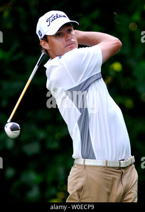 Nick Watney paßt seinen Antrieb aus der 14 t-stück Kasten in der ersten Runde der AT&T National durch Tiger Woods am Congressional Country Club in Potomac, Maryland am 3. Juli 2008 veranstaltet. (UPI Foto/Kevin Dietsch) Stockfoto