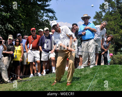 Rocco Mediate Chips von außerhalb der Grenzen und auf dem 14 Grün während der ersten Runde der AT&T National bewirtet durch Tiger Woods am Congressional Country Club in Potomac, Maryland am 3. Juli 2008. (UPI Foto/Kevin Dietsch) Stockfoto