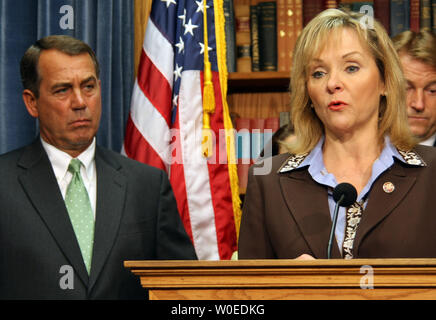 Rep. Mary Fallin (R-OK) spricht, wie Haus-Minorität-Führer John Boehner (R-OH) auf, in dem er über die jüngsten Tour durch die Republikaner im Repräsentantenhaus des National Renewable Energy Laboratory in Golden, Colorado, Alaskas Prudhoe Bay und arktischen Küstenebene, in Washington am 22. Juli 2008 sieht. (UPI Foto/Jack Hohman) Stockfoto