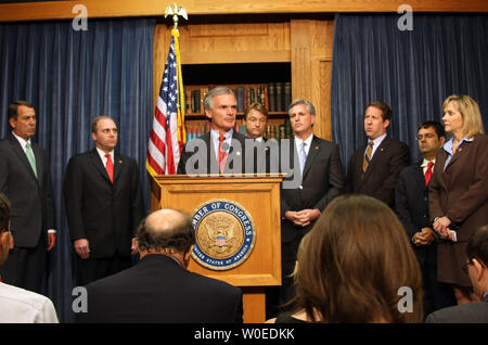 Bob Latta (R-OH) spricht über die jüngsten Tour durch die Republikaner im Repräsentantenhaus des National Renewable Energy Laboratory in Golden, Colorado, Alaskas Prudhoe Bay und arktischen Küstenebene, in Washington am 22. Juli 2008. Hinter ihm sind, von links nach rechts, Haus-Minorität-Führer John Boehner (R-OH), Rep. Steve Scalise (R-LA), Rep. Dekan Heller (R-NV), Rep. Kevin McCarthy (R-CA), Rep. Adrian Smith (R-NE), Rep. Gus Bilirakis (R-FL) und Rep. Mary Fallin (R-OK). (UPI Foto/Jack Hohman) Stockfoto