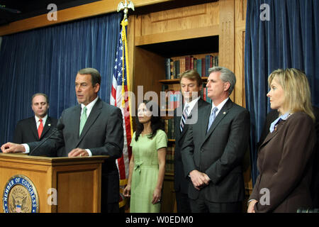 Haus-minorität-Führer John Boehner (R-OH) spricht bei einer Pressekonferenz über die jüngsten Tour durch die Republikaner im Repräsentantenhaus des National Renewable Energy Laboratory in Golden, Colorado, Alaskas Prudhoe Bay und arktischen Küstenebene, in Washington am 22. Juli 2008. Hinter ihm sind von links nach rechts Rep. Steve Scalise (R-LA), Rep. Michele Bachmann (R-MN), Rep. Dekan Heller (R-NV), Rep. Kevin McCarthy (R-CA) und Rep. Mary Fallin (R-OK). (UPI Foto/Jack Hohman) Stockfoto