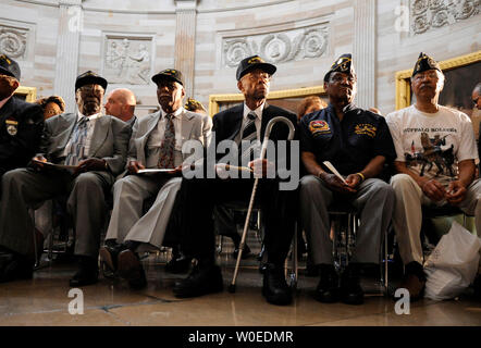 Mitglieder der Buffalo Soldaten, 24 Infanterie Regiment, zur Teilnahme an einer Zeremonie zum Gedenken an den 60. Jahrestag der Integration der US-Streitkräfte im US-Kapitol in Washington am 23. Juli 2008. Senat Minderheit Führer Mitch McConnell (R-KY) (2nd-R) und Verteidigungsminister Robert Gates Watch auf. (UPI Foto/Kevin Dietsch) Stockfoto