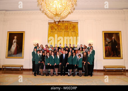 Us-Präsident George W. Bush (C) posiert für ein Foto mit den Mitgliedern des Texas 4-H und Nachwuchsarbeit im East Room des Weißen Hauses in Washington am 28. Juli 2008. (UPI Foto/Kevin Dietsch) Stockfoto