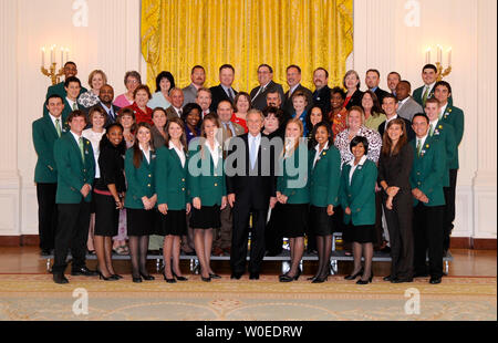 Us-Präsident George W. Bush (C) posiert für ein Foto mit den Mitgliedern des Texas 4-H und Nachwuchsarbeit im East Room des Weißen Hauses in Washington am 28. Juli 2008. (UPI Foto/Kevin Dietsch) Stockfoto
