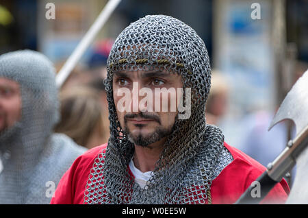 Old Town, Rhodos, Griechenland - Juni 01, 2019: Jährliche mittelalterliche Rose Festival. Christian Ritter - Johanniter mit Spitzbart in Stahl Chain Mail Stockfoto