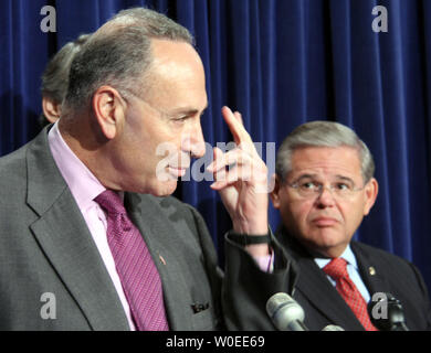 Senator Charles Schumer (D-NY) spricht, als Senator Robert Menendez (D-NJ) auf, bei einer Pressekonferenz über die wahrgenommenen Mangel Ölgesellschaften' Engagement für die Erforschung und Entwicklung der erneuerbaren Energien in Washington am 31. Juli 2008 sieht. (UPI Foto/Jack Hohman) Stockfoto