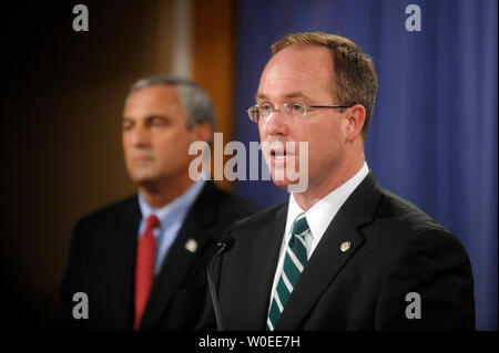 Jeffrey Taylor (R), US-Staatsanwalt für den Distrikt von Columbia, spricht neben Joseph Persichini jr., Assistant Director, FBI Washington Field Office, während einer Pressekonferenz die Freigabe der Absolvent jury Dokumente über den milzbrand Mailings von 2001 an der Justiz in Washington am 6. August 2008. Bruce Edwards Ivins, Leitung verdächtigen des FBI im Falle Selbstmord in der vergangenen Woche als Ermittler bereiteten ihm mit Mord im Zusammenhang mit den Anschlägen zu berechnen. Taylor sagte, die Gerechtigkeit Ausschlussverfahren hatte genug Beweise Ivins schuldig über jeden vernünftigen Zweifel erhaben zu finden. (UPI Stockfoto