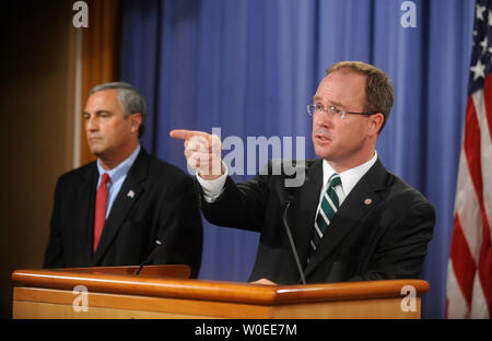 Jeffrey Taylor (R), US-Staatsanwalt für den Distrikt von Columbia, spricht neben Joseph Persichini jr., Assistant Director, FBI Washington Field Office, während einer Pressekonferenz die Freigabe der Absolvent jury Dokumente über den milzbrand Mailings von 2001 an der Justiz in Washington am 6. August 2008. Bruce Edwards Ivins, Leitung verdächtigen des FBI im Falle Selbstmord in der vergangenen Woche als Ermittler bereiteten ihm mit Mord im Zusammenhang mit den Anschlägen zu berechnen. Taylor sagte, die Gerechtigkeit Ausschlussverfahren hatte genug Beweise Ivins schuldig über jeden vernünftigen Zweifel erhaben zu finden. (UPI Stockfoto